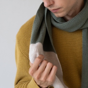 tiralahilacha-tayo-chunky-wool-scarf-in-two-tone-green-2