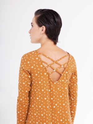 Vestido Carola evasé color mostaza estampado fases lunares.