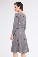 Vestido Cynthia falda midi color gris estampado bailando en el cosmos.