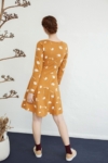Vestido Nidia media capa color mostaza estampado piñas.