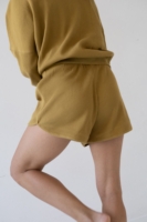 Haiku Waffle corto en color mostaza
