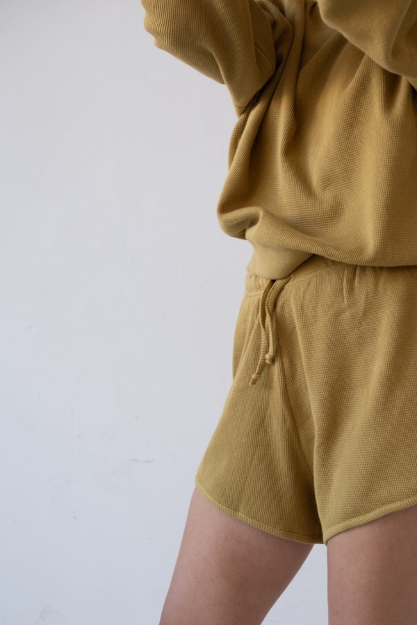 Haiku Waffle corto en color mostaza