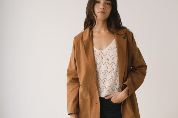 Americana de sarga marrón