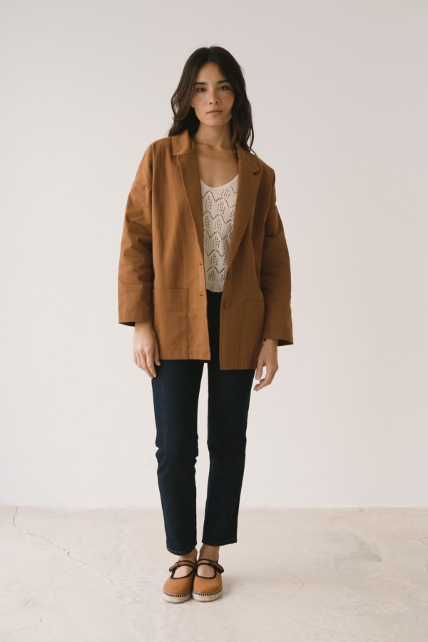 Americana de sarga marrón