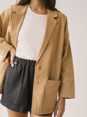 Americana de sarga mostaza