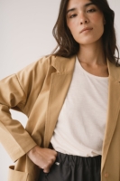 Americana de sarga mostaza