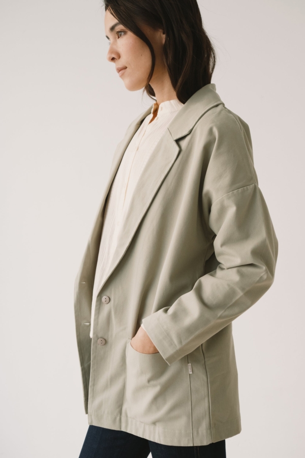 Americana de sarga verde salvia