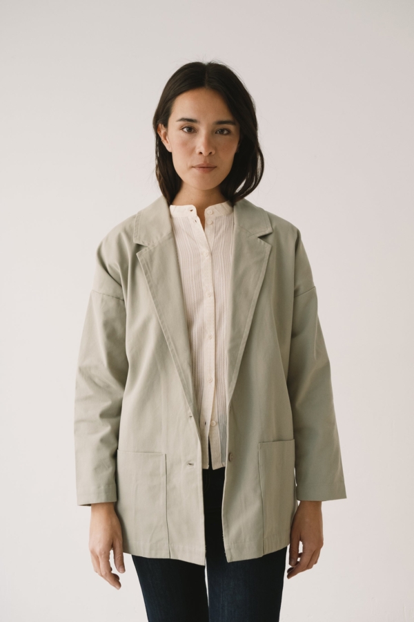 Americana de sarga verde salvia