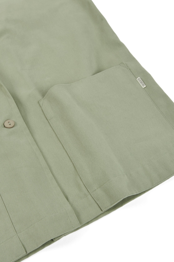 Americana de sarga verde salvia