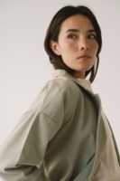 Americana de sarga verde salvia