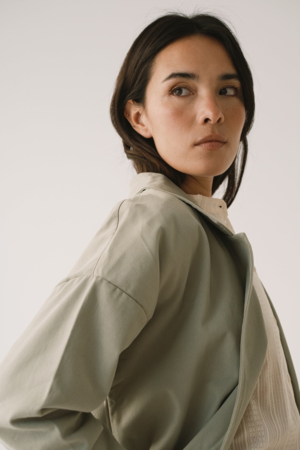 Americana de sarga verde salvia