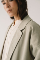 Americana de sarga verde salvia