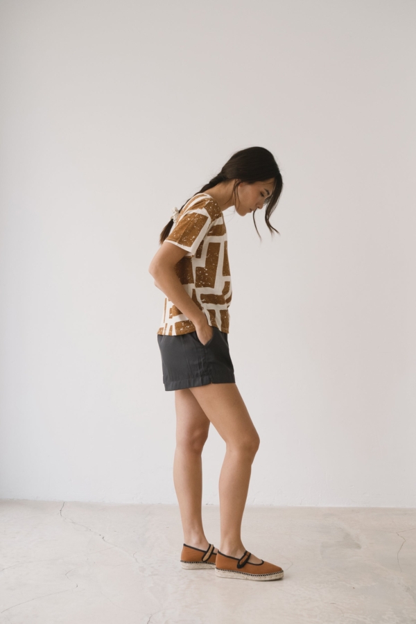 Camiseta fluida estampado marrón