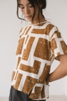 Camiseta fluida estampado marrón