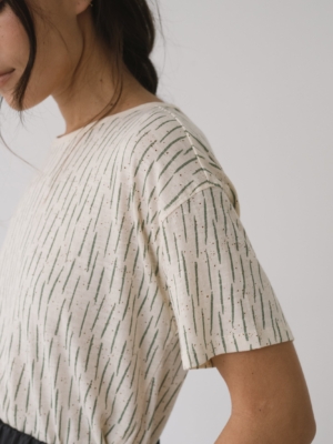 tiralahilacha-camiseta-fluida-estampado-verde-2