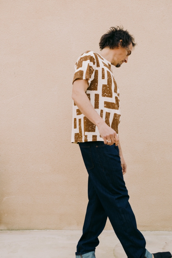 Camiseta unisex estampado marrón