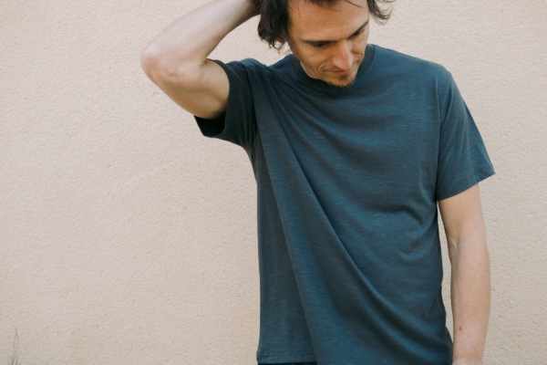 Camiseta unisex gris antracita