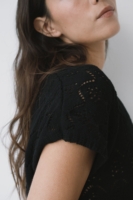 Top calado de tricot negro