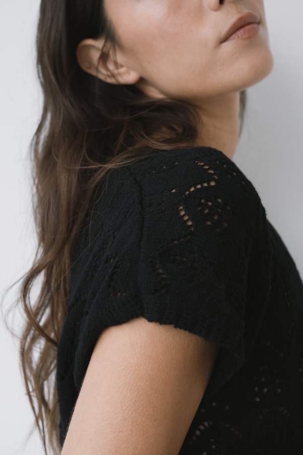 Top calado de tricot negro