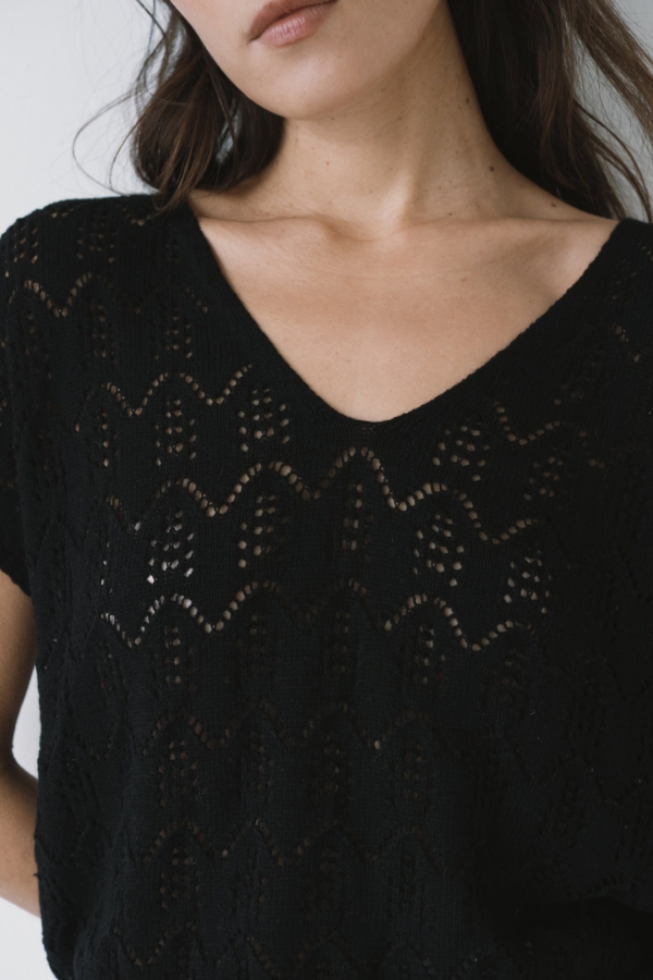 Top calado de tricot negro