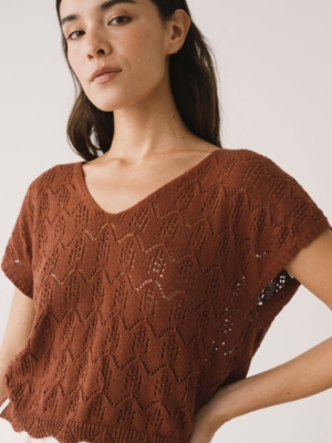 Top calado de tricot rojo arcilla