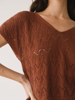 tiralahilacha-top-calado-de-tricot-rojo-arcilla-2