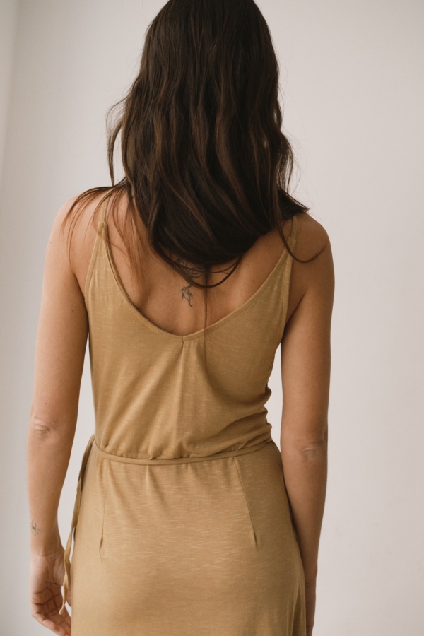 Vestido cruzado de tirantes amarillo