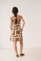 Vestido cruzado de tirantes estampado marrón