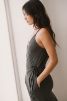 Vestido cruzado de tirantes gris antracita