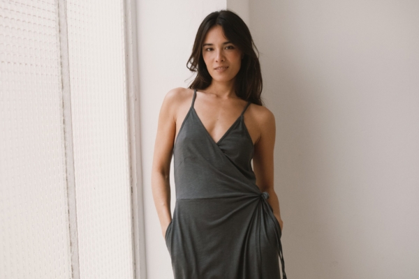 Vestido cruzado de tirantes gris antracita