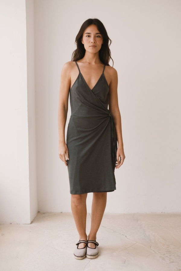 Vestido cruzado de tirantes gris antracita