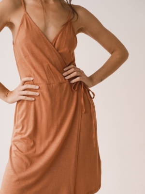 Vestido cruzado de tirantes rosa coral