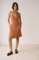 Vestido cruzado de tirantes rosa coral