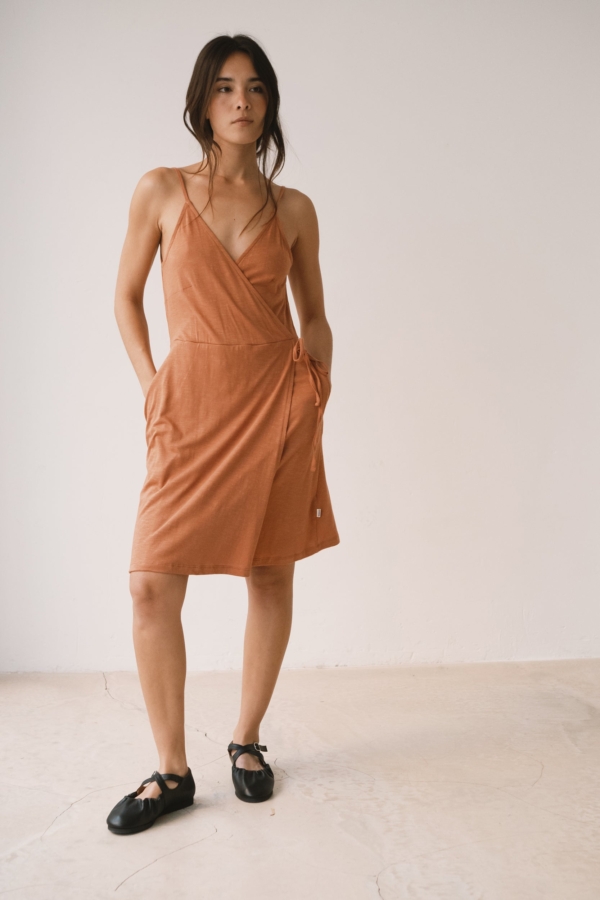 Vestido cruzado de tirantes rosa coral