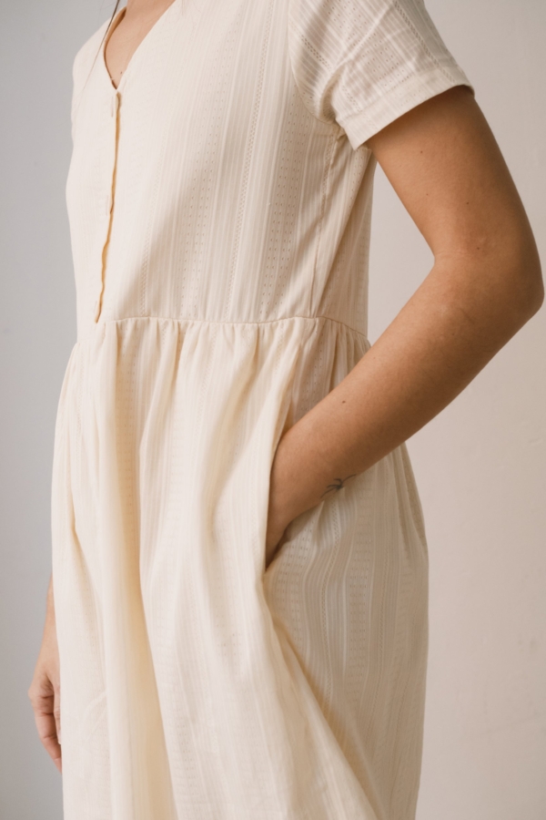 Vestido holgado con botones crudo