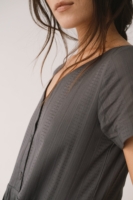 Vestido holgado con botones gris antracita