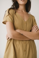 Vestido holgado con botones mostaza