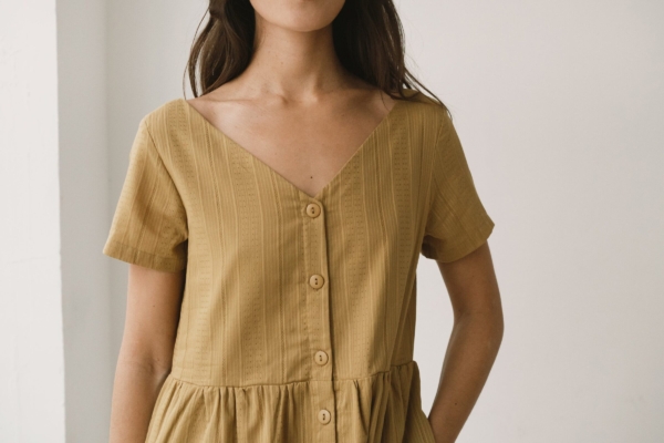 Vestido holgado con botones mostaza