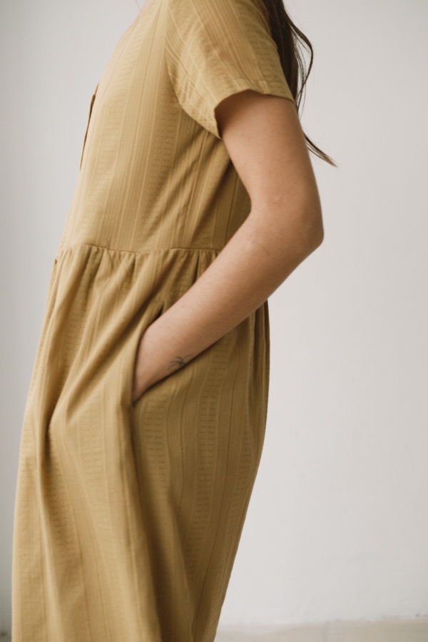 Vestido holgado con botones mostaza