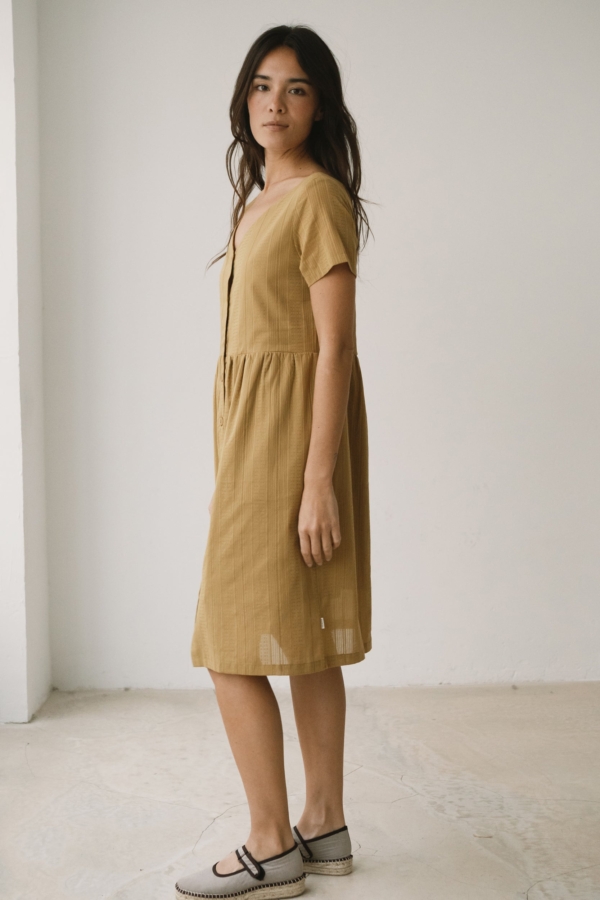 Vestido holgado con botones mostaza