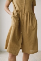 Vestido holgado con botones mostaza