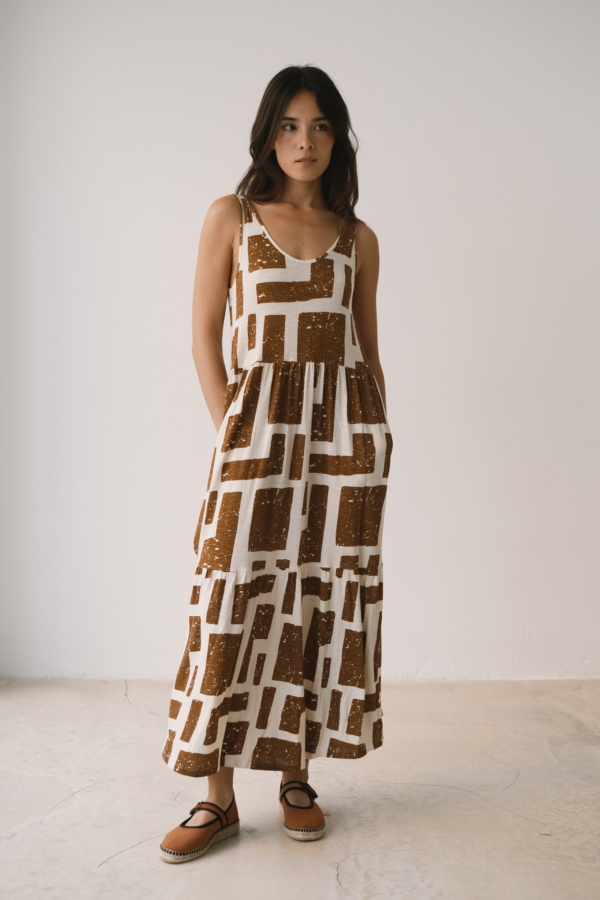 Vestido largo con volantes estampado marrón