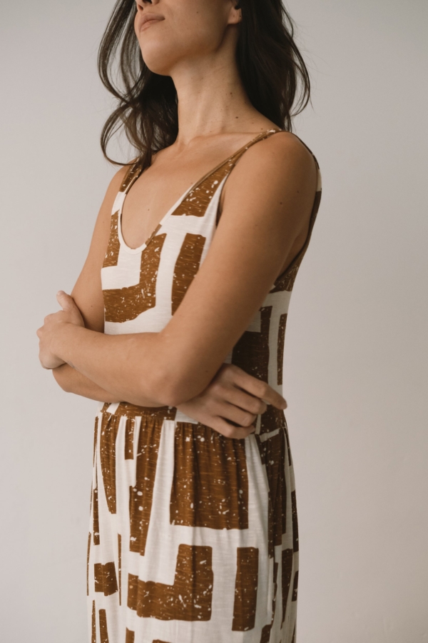 Vestido largo con volantes estampado marrón