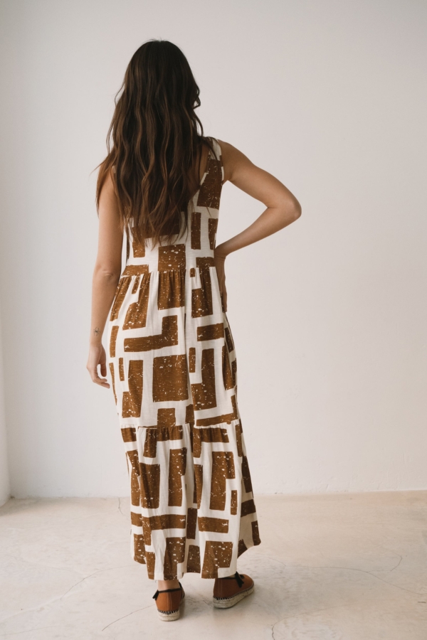 Vestido largo con volantes estampado marrón