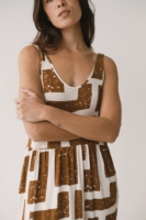 Vestido largo con volantes estampado marrón