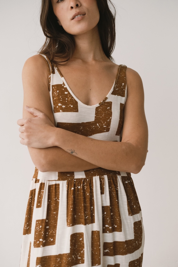 Vestido largo con volantes estampado marrón