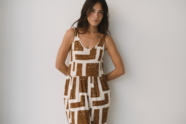 Vestido largo con volantes estampado marrón