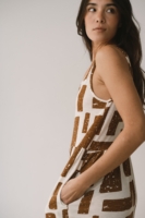 Vestido largo con volantes estampado marrón