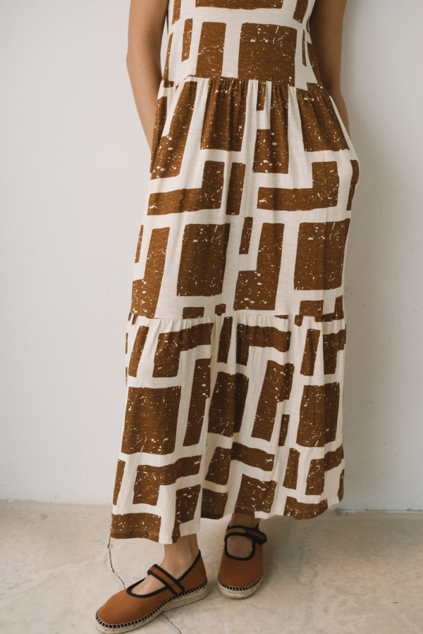 Vestido largo con volantes estampado marrón