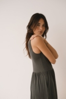 Vestido largo con volantes gris antracita